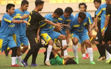 Cầu thủ Indonesia đánh hội đồng trọng tài gây sốc, nạn nhân bàng hoàng kể lại: "Họ đá cho tôi ngã xuống rồi giẫm rách cả mặt"