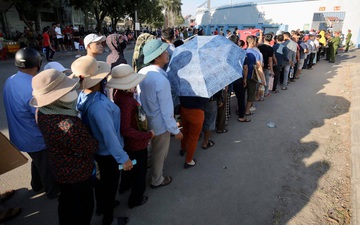 Hàng nghìn người dân đội nắng xếp hàng vào xem trận CLB Hà Tĩnh gặp CLB TP. Hồ Chí Minh