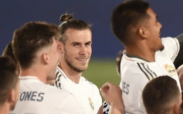 Cầu thủ đắt giá nhất Real Madrid cười chua chát lặng nhìn đồng đội ăn mừng, muốn vào "quẩy" cùng nhưng gượng gạo cực đáng thương