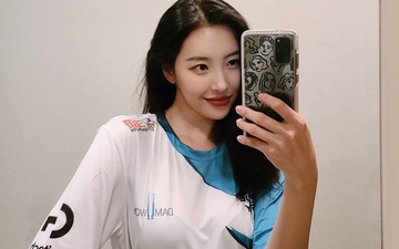 Ngẩn ngơ trước nhan sắc nóng bỏng của cô nàng diện áo Damwon Gaming: Hóa ra là nữ ca sĩ có biệt danh "nữ hoàng quyến rũ Kpop"