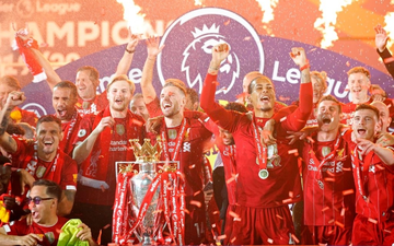 Những khoảnh khắc rực rỡ nhất trong ngày Liverpool nâng cúp vô địch Anh sau 30 năm mòn mỏi chờ đợi