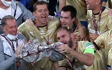 Khoảnh khắc cực thốn: Cựu sao Chelsea làm vỡ chiếc cúp vô địch ngay trong lúc ăn mừng