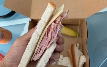 Sao bóng đá Mỹ méo mặt vì tin lời quảng cáo: Cầm trên tay món ăn trị giá 1/3 ngày lương nhưng chẳng bằng bánh mì dạo Việt Nam
