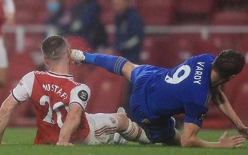 Tung cú kung-fu khiến mặt đối phương thủng lỗ chỗ nhưng tiền đạo Leicester vẫn được trọng tài khoan hồng