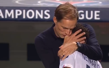 HLV PSG ôm hôn Neymar đầy cảm xúc sau màn lội ngược dòng khó tin trước Atalanta