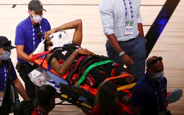 Sao trẻ Miami Heat chấn thương nặng, phải nẹp cổ rời sân trên cáng
