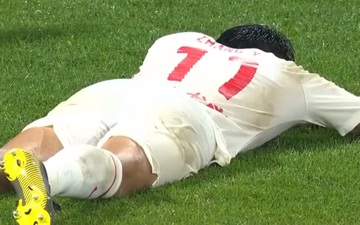Cầu thủ Trung Quốc xấu hổ "như muốn chui xuống đất" sau pha xử lý cồng kềnh báo hại đội nhà