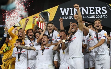 Cựu "danh hài" MU lóng ngóng phá bóng về lưới nhà, Sevilla nối dài kỷ lục vô địch Europa League
