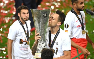 Cầu thủ Sevilla ăn mừng chiếc cúp vô địch châu Âu thứ 6 trong lịch sử một cách đầy cảm xúc