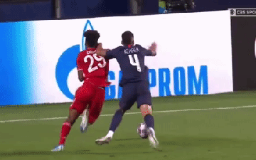 Bayern mất trắng một quả phạt đền sau tình huống kéo người của cầu thủ PSG?