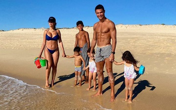 Trong lúc Messi bù đầu với kế hoạch "đào tẩu", Ronaldo thảnh thơi đi chơi biển cùng gia đình