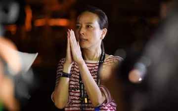 Nữ chủ tịch CLB Thái Lan rớm nước mắt vì sự cố hy hữu, đi quanh sân xin lỗi khán giả trong bóng đêm