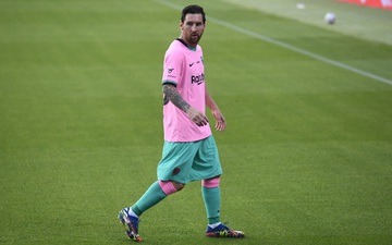 Trong bộ trang phục "nấm lùn", Messi lập siêu phẩm theo cách ít thấy