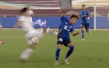 Cầu thủ Trung Quốc tung cước trúng eo khiến đối thủ giãy giụa nằm sân