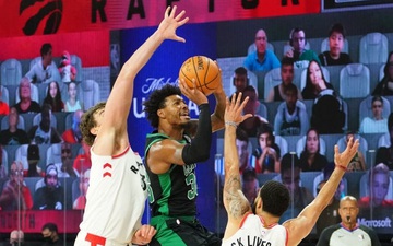 Marcus Smart "bùng nổ" hiệp 4, ném thành công 5 quả ba điểm giúp Boston Celtics dẫn 2-0 Toronto Raptors 