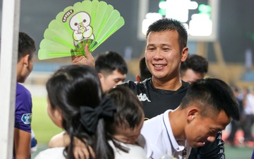 Hình ảnh đàn anh Duy Mạnh cần mẫn đứng quạt cho vợ và con gái, mặc kệ đồng đội ở Hà Nội FC ăn mừng