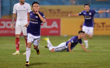 Quang Hải "bẻ lái" đột ngột khi ăn mừng bàn thắng khiến đồng đội ngã dúi dụi hài hước