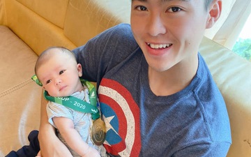 Hơn 1 tháng tuổi, con trai Duy Mạnh đã có huy chương vàng để đeo, biểu cảm cực đáng yêu nom giống bố như tạc