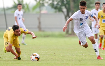 Cầu thủ trẻ Việt Nam lừa bóng qua 3 cầu thủ như Messi, bị đối phương phá siêu phẩm trong tíc tắc