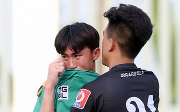 Cầu thủ trẻ HAGL khóc như mưa sau khi thua trắng ở bán kết U17 quốc gia 2020
