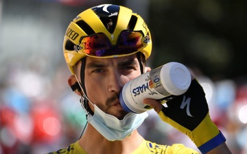 Tay đua mất Áo Vàng giải đua xe đạp danh giá nhất thế giới chỉ vì… uống nước!