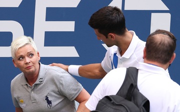 Drama gây sốc ở US Open: Djokovic bị xử thua ngay lập tức vì đánh bóng mạnh vào nữ trọng tài