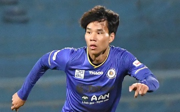 Cầu thủ Hà Nội FC chơi "đuổi bắt" hài hước với Nguyên Mạnh để... câu giờ