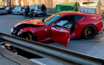 Anh thợ rửa xe lỡ chân ga làm vỡ nát "chiến mã" Ferrari của sao bóng đá nhưng vẫn nhận cái kết đầy may mắn