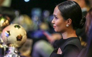 Vợ Văn Quyết rơi nước mắt vào thời khắc chồng được xướng tên ở Quả bóng vàng Việt Nam
