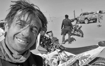 Giải đua xe khắc nghiệt nhất hành tinh lại chứng kiến bi kịch: Tay đua mô tô qua đời trên máy bay cứu thương