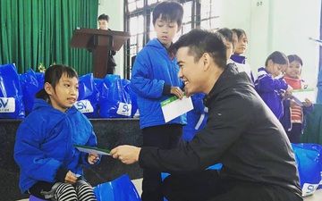 SV-League trao quà cho những học sinh khó khăn tại Huế trong chuyến thiện nguyện hướng về miền Trung
