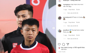 Cầu thủ Việt kiều bị troll vì "lùn" hơn cả cậu bé mascot