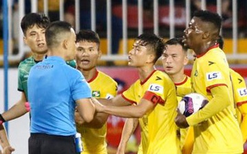 Cầu thủ SLNA nhận thẻ đỏ hai trận liền, HLV Ngô Quang Trường nói gì?