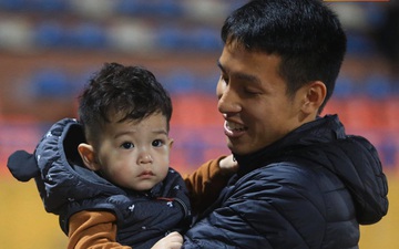 Con trai Hùng Dũng tinh nghịch trên sân trước trận Hà Nội FC gặp CLB Bình Dương