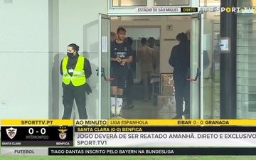 Sao Benfica vô ý tứ, để lọt hình ảnh "trần như nhộng" trên sóng truyền hình