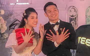 Vợ chồng Bùi Tiến Dũng - Khánh Linh đeo nhẫn vàng kín  hai tay sau lễ cưới ở Bắc Ninh