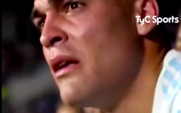 Lautaro Martinez gục khóc sau khi bị thay ra khỏi sân