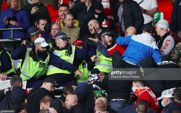 Fan Hungary đánh nhau cực căng với cảnh sát Anh