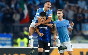 Nhảy lên lưng đối thủ ăn mừng, sao Lazio nhận thẻ đỏ  rồi khóc lóc giải thích