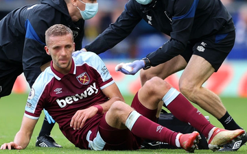 Trận đấu buồn của sao West Ham: Bị đối thủ đạp chảy máu mắt và trọng tài biên từ chối bàn thắng