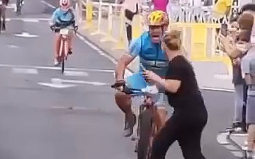 Cô gái khiến anh chàng đua xe đạp ngã đập đầu xuống đường, mất chiến thắng và mất luôn trí nhớ, xem video mà vừa tức vừa thương