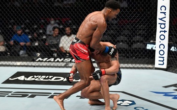 UFC 267: Võ sĩ bất bại tung đòn gối hoàn hảo khiến đối thủ ngã gục 