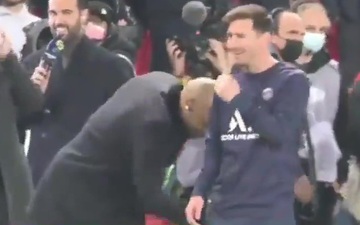 Thierry Henry "đánh yêu" vào mông Messi, bình luận viên bật cười ngay trên sóng truyền hình