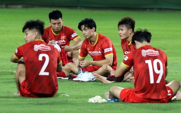 Sân tập bảo mật kém hơn đối thủ, HLV Park Hang-seo có đang "chơi chiêu" để giấu bài trước ĐT Trung Quốc? 