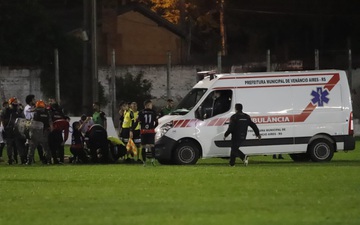 Cầu thủ bị bắt vì hành hung trọng tài bất tỉnh nhập viện