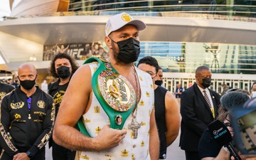Tyson Fury cùng Deontay Wilder gây chú ý khi đổ bộ xuống Las Vegas, đồng loạt khẳng định sẽ knock-out đối thủ