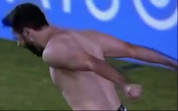 Tuyển thủ Syria cởi áo ăn mừng như Ronaldo sau khi ghi bàn vào lưới đội tuyển của Son Heung-min
