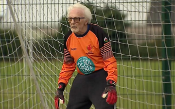 Bái phục Alan Camsell, ông cụ 88 tuổi vẫn ra sân làm thủ môn đỡ những cú sút của mấy đứa cháu kém 50 tuổi