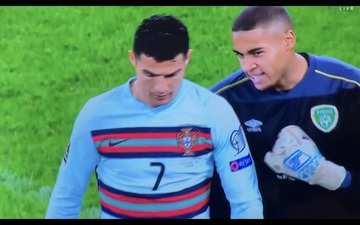 Ronaldo từ chối đổi áo với thủ môn từng khiến mình đá hỏng penalty để tặng lại cho fan nhí