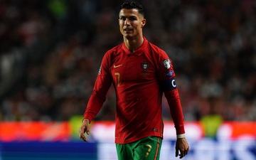 Ronaldo tức giận, từ chối bắt tay thầy sau trận thua cay đắng khiến Bồ Đào Nha mất vé dự World Cup